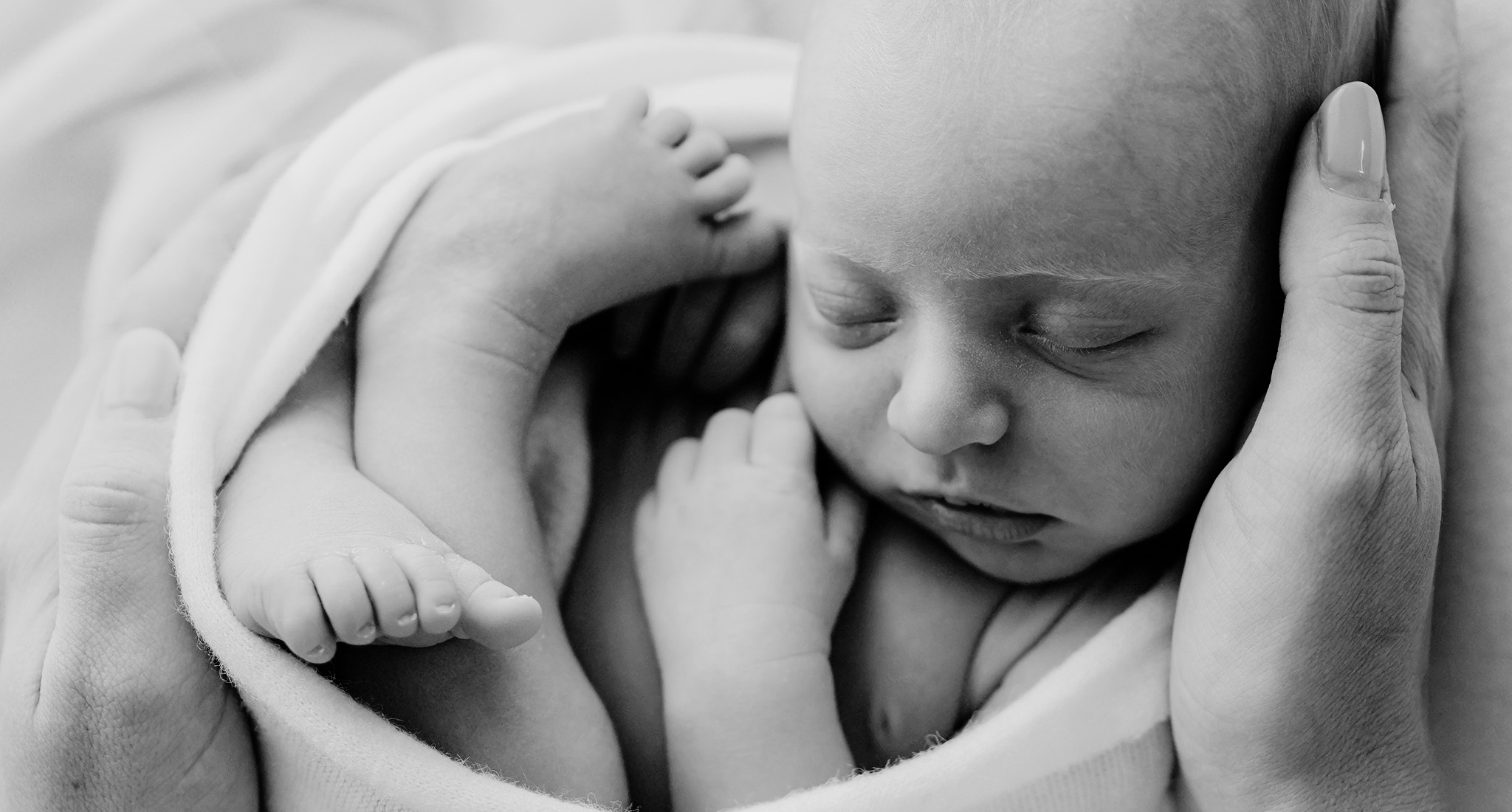 newborn baby in handen moeder, friesland