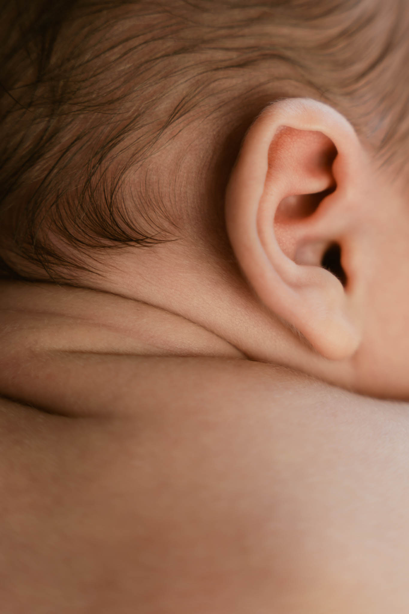 newborn fotografie fotoshoot lifestyle geposeerd shoot fotosessie baby Friesland Lemmer Sneek Heerenveen Drachten Emmeloord Joure detail foto van oor macro baby detail