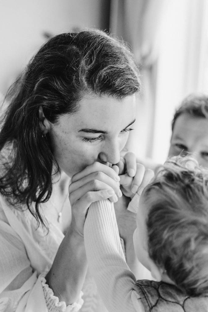 Gezinsfotoshoot aan huis Lemmer door fotograaf Suzanne Dijkstra Petit Loup Photography
