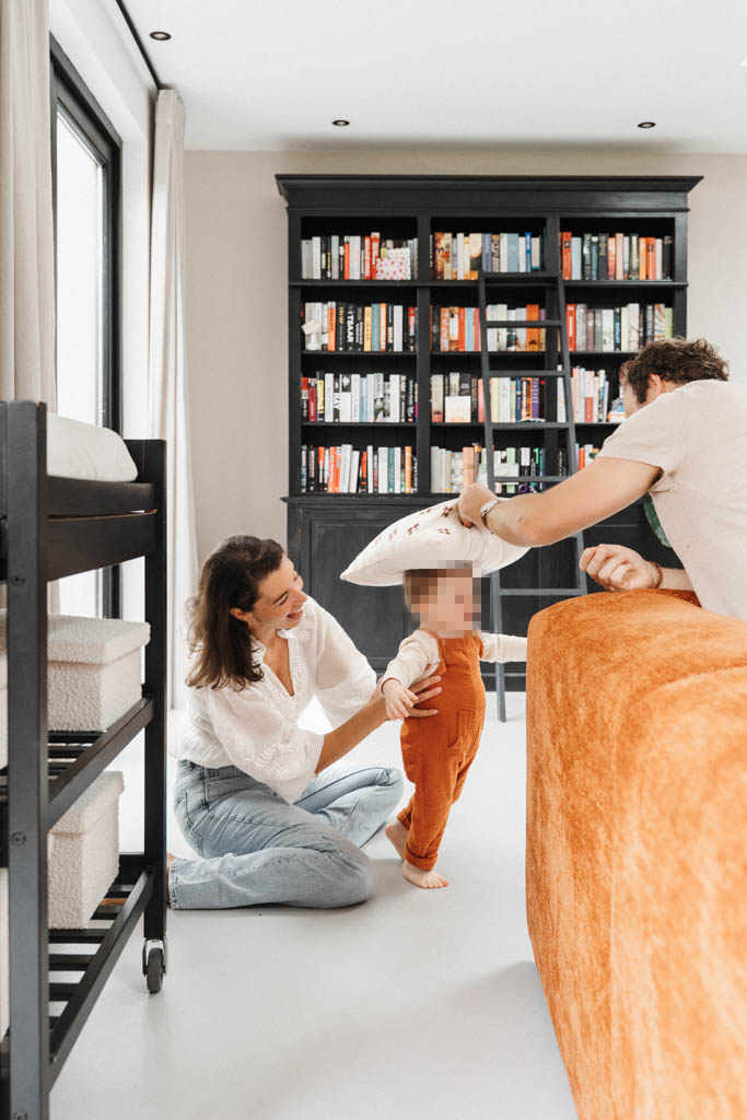 Gezinsfotoshoot aan huis Lemmer door fotograaf Suzanne Dijkstra Petit Loup Photography