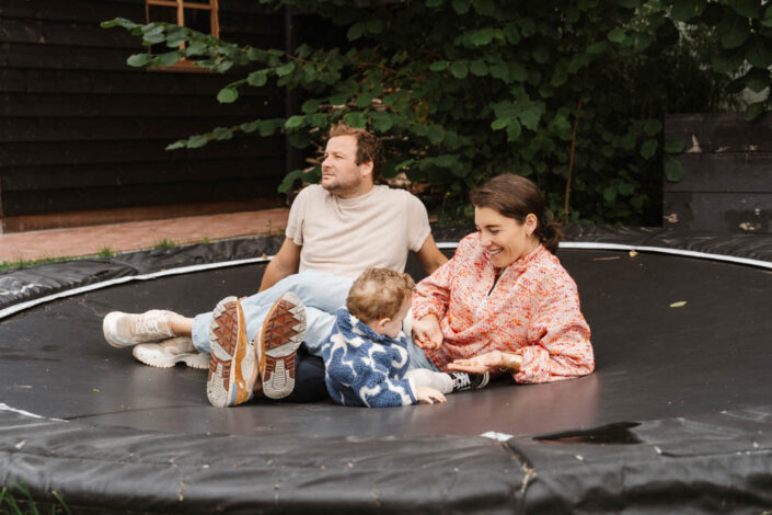Gezinsfotoshoot aan huis Lemmer door fotograaf Suzanne Dijkstra Petit Loup Photography